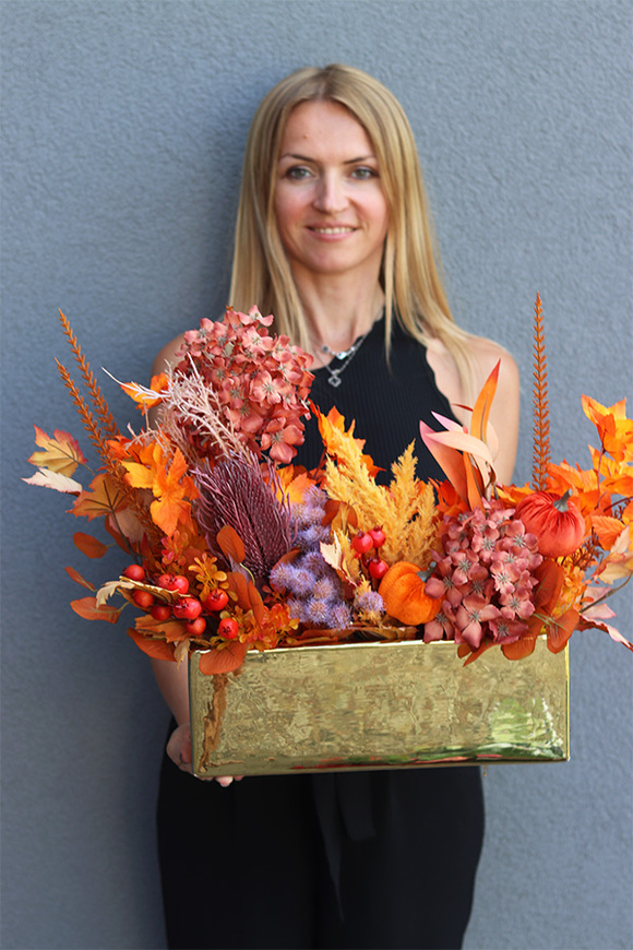 Jesienne Promienie B, kompozycja kwiatowa w złotej osłonce, wym.44x60cm