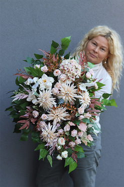 Brigitte Cream, elegancka wiązanka nagrobna, dł.75cm