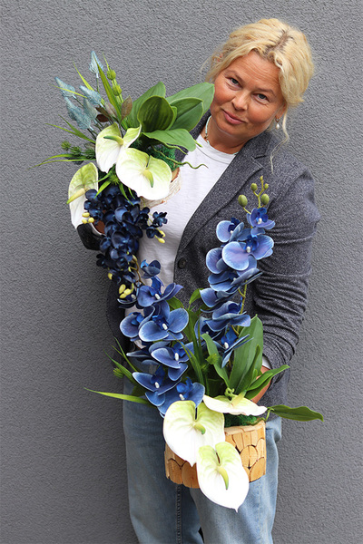 Blue Moon, kompozycja kwiaty na drewnie