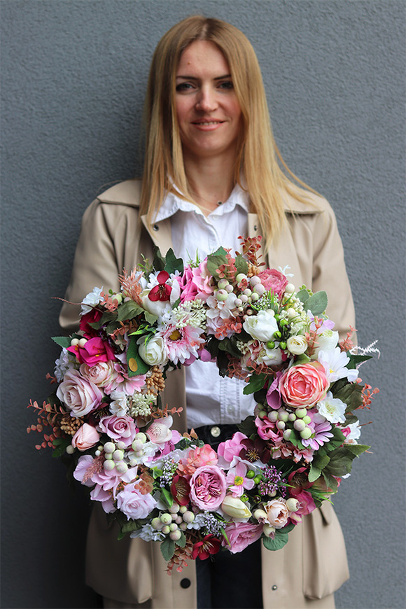 Urete, kwiatowy wianek na drzwi