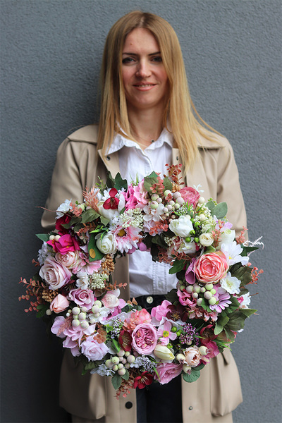 Urete, kwiatowy wianek na drzwi