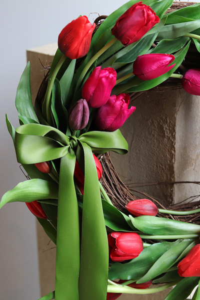 Berrena, wiosenny wianek z tulipanami