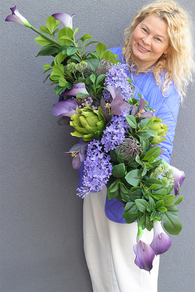 Hilton Laos Conference, fioletowa kompozycja kwiatowa w naczyniu