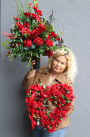 Red Flowers, wieniec nagrobny w kształcie serca	