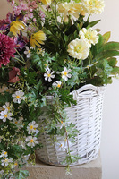 Spring Provance, dekoracja kwiatowa w koszu
