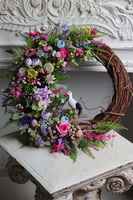 Flowers for You, asymetryczny wianek kwiatowy z bocianem