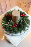 Simple Christmas 2, stroik ze świecą na talerzu