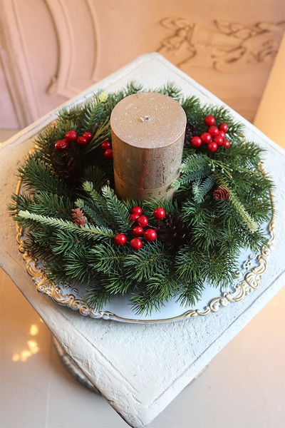 Simple Christmas 2, stroik ze świecą na talerzu