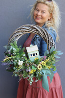 Domek na Wsi, wianek dekoracyjny z porcelanową figurką