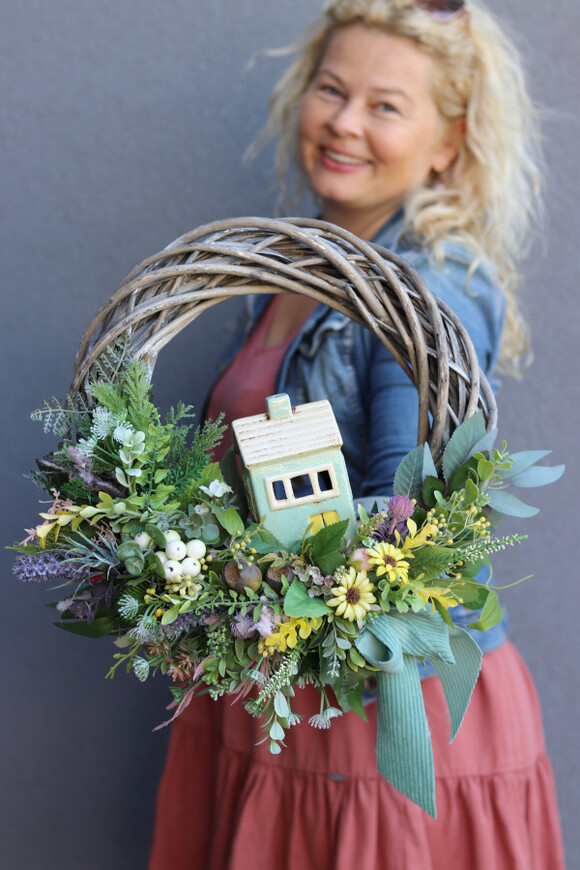 Domek na Wsi, wianek dekoracyjny z porcelanową figurką