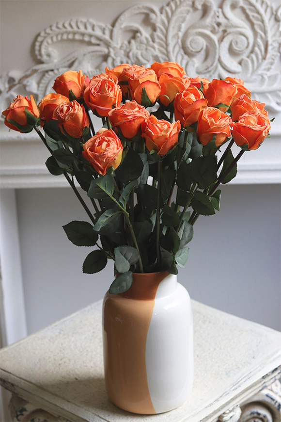 Orange Roses, kompozycja kwiatowa roże w wazonie