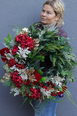 OD RĘKI Dorotea 2, wieniec nagrobny z czerwonymi kwiatami i monsterą, śr.60cm 