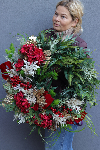 Dorotea 2, wieniec nagrobny z czerwonymi kwiatami i monsterą