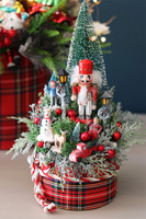 Wonderland, flowerbox świąteczny z dziadkiem do orzechów