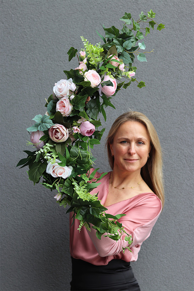 Beatrycze Morelle, dekoracyjna girlanda kwiatowa