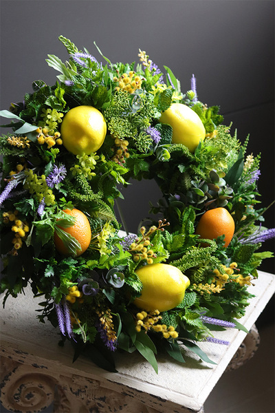 3 Cytryny, zielony wianek na drzwi z owocami