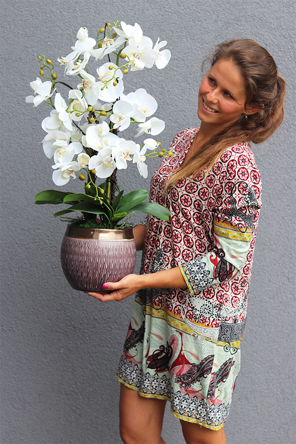 Violesia, sztuczny storczyk w brązowej donicy