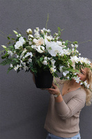 Biała Maria, kompozycja nagrobna w plastikowej osłonce