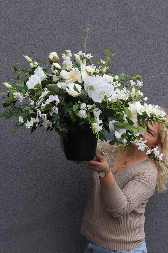 Biała Maria, kompozycja nagrobna w plastikowej osłonce