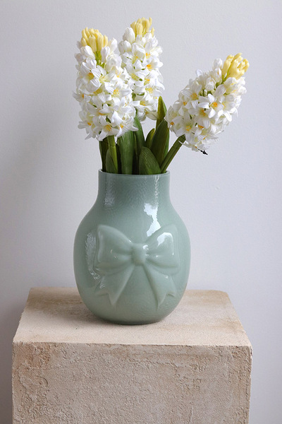 Kokarda Glassier, wazon szklany z kokardą