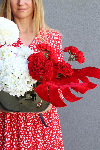 Teraz Polska, kompozycja kwiatowa w donicy