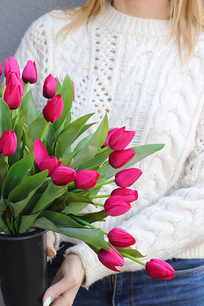  Magenta Tulips, nowoczesny bukiet nagrobny we wkładzie