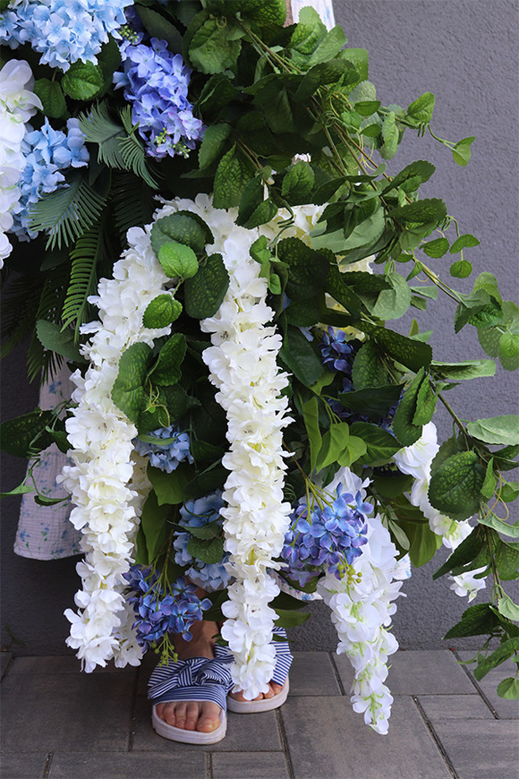 Belledia Premiosa 2, girlanda z białymi i niebieskimi kwiatami