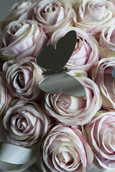 Lustrzane Motyle, różany flowerbox w szarym pudełku