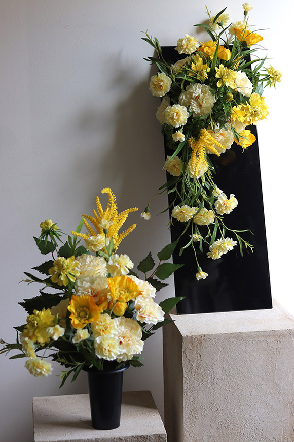 Yellow New Design, nowoczesny bukiet nagrobny we wkładzie