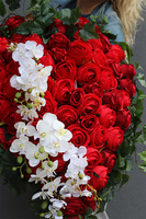 Broken Heart, bogata wiązanka nagrobna z róż