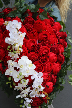 Broken Heart, bogata wiązanka nagrobna z róż, dł.74cm