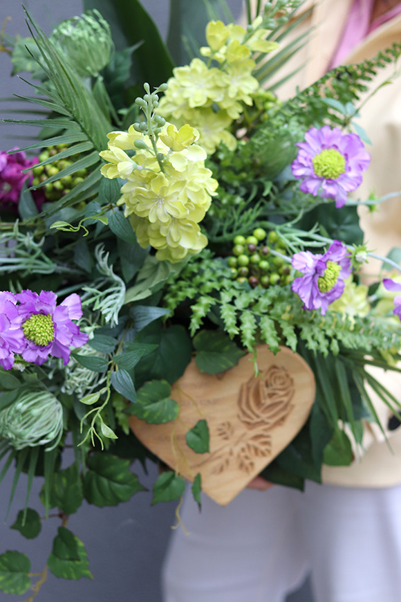 Serce Anioła, dekoracja nagrobna na drewnianej podstawie, wym.44x60x53cm