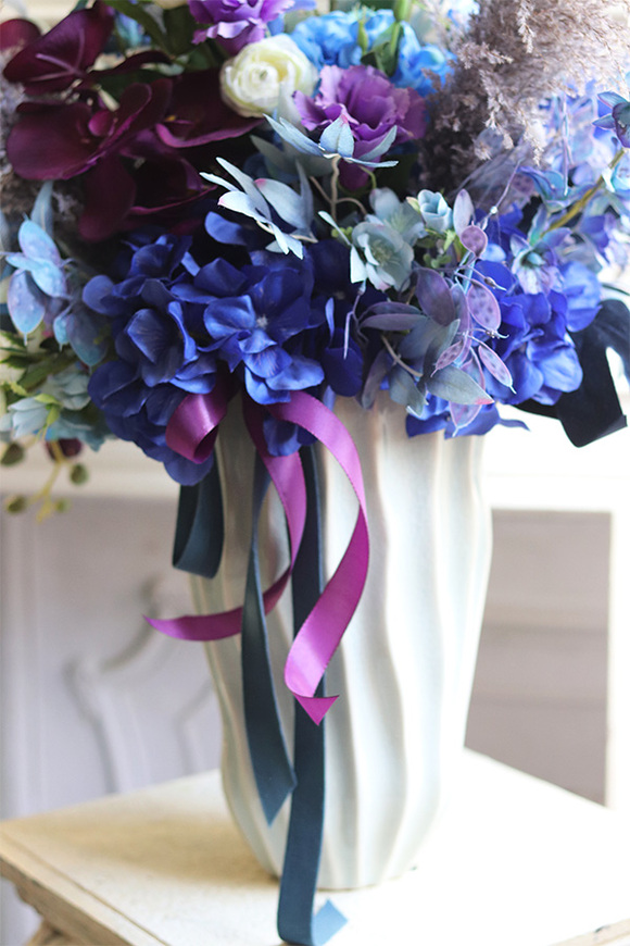 Berinada Blue, sztuczna kompozycja kwiatowa w wazonie, wys.75cm