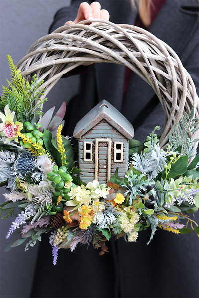 Domek na Wsi 2, wianek dekoracyjny z porcelanową figurką