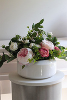 Leruna Gaina, kompozycja kwiatowa w naczyniu