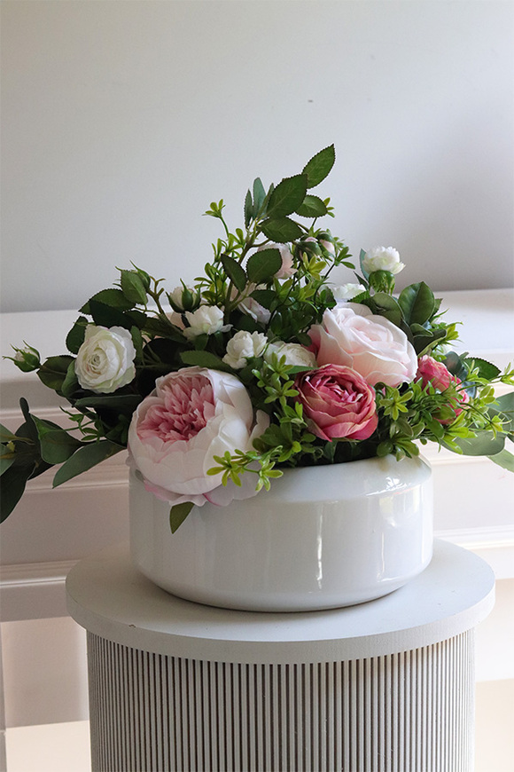 Leruna Gaina, kompozycja kwiatowa w naczyniu