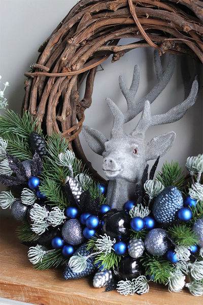 Granatowa Zima, świąteczny wianek z reniferem