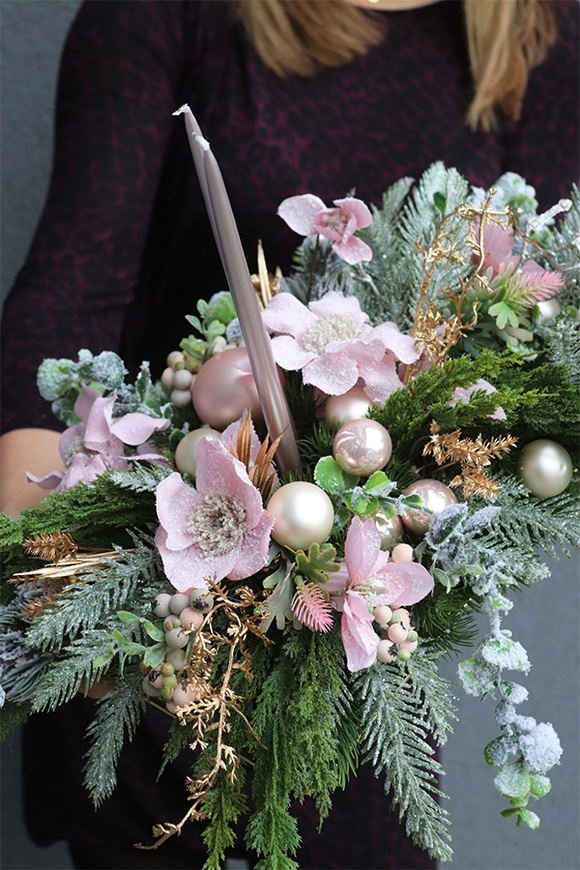 Pudrova Lukrecja, świąteczny stroik ze świecami na tacce