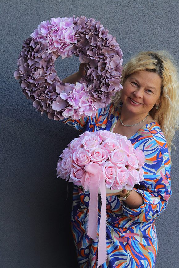 Pink Roses, kompozycja kwiatowa w misie