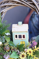 Domek na Wsi, wianek dekoracyjny z porcelanową figurką