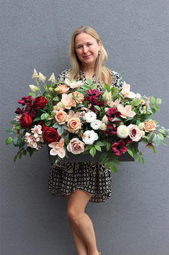 Filharmonica Opera, elegancka kompozycja kwiatowa, wym.52x90cm