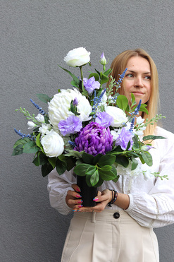 Yrenna, biało fioletowy bukiet nagrobny we wkładzie, wys.58cm 
