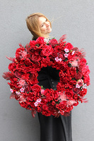 Carmen Dallas, kwiatowy wianek na drzwi