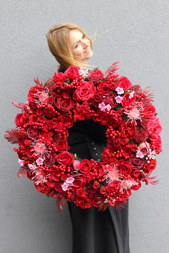 Carmen Dallas, kwiatowy wianek na drzwi