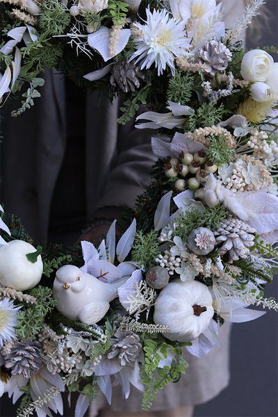 Decolove, jesienny wianek z białymi dyniami