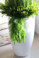 Fiberglass Grande Greeneria, trawa w białej donicy z paprocią, wys.185cm