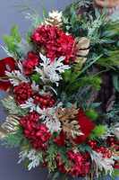 Dorotea 2, wieniec nagrobny z czerwonymi kwiatami i monsterą