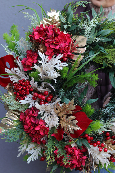 Dorotea 2, wieniec nagrobny z czerwonymi kwiatami i monsterą