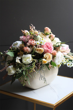 Belladia Beige, kompozycja kwiatowa w naczyniu, wym.32x46cm