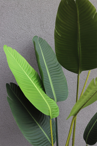 sztuczna roślina w donicy